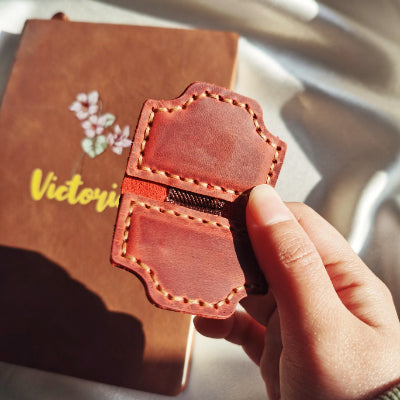 Personalisiertes magnetisches Lesezeichen aus Leder mit Stifthalter