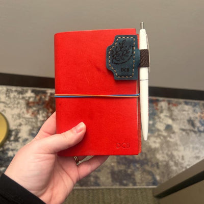 Personalisiertes magnetisches Lesezeichen aus Leder mit Stifthalter