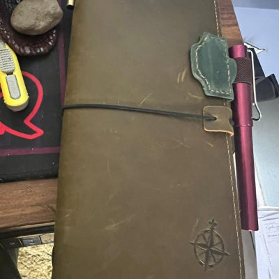 Personalisiertes magnetisches Lesezeichen aus Leder mit Stifthalter